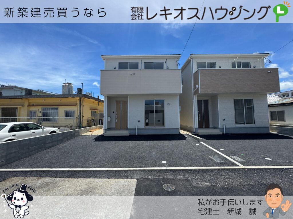 青空に映える白い外観の新築住宅です。