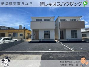 青空に映える白い外観の新築住宅です。