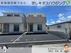 うるま市石川第7の外観。白い2階建てが2棟並び、手前は舗装された駐車場