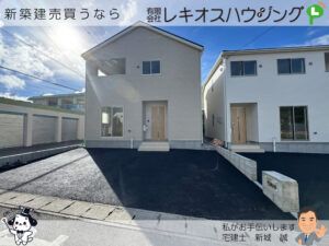 白い外壁の新築2階建て住宅2棟の外観とアスファルトの駐車場
