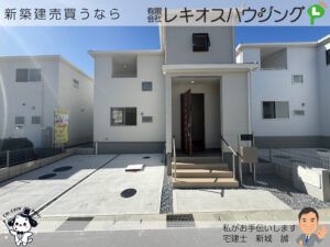 玄関を開放した八重瀬町具志頭10号棟の正面外観と駐車スペース