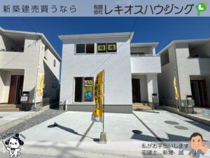 「現地」の看板とのぼりが立つ、4号棟の外観
