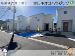 白い外壁の新築住宅が並ぶ分譲地と前面道路
