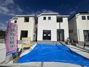 白と黒を基調とした新築2階建ての外観です。