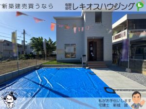 青空に映える2階建て住宅の外観です。