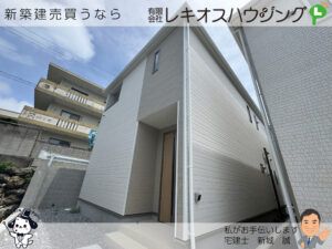 南城市大里稲嶺1号棟の外観。白い2階建てと玄関ポーチを見上げた様子