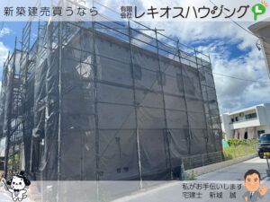 沖縄市園田1号棟の建築中の様子。足場と養生シートで覆われた建物