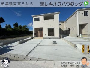 ベージュ外壁の2階建て外観。インナーバルコニーと駐車スペース