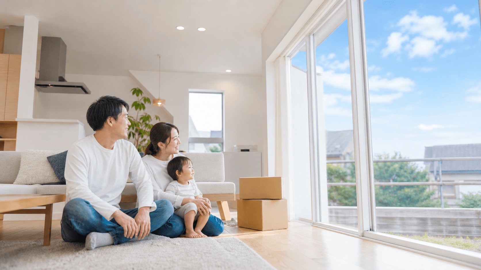 新居のリビングでくつろぐ家族