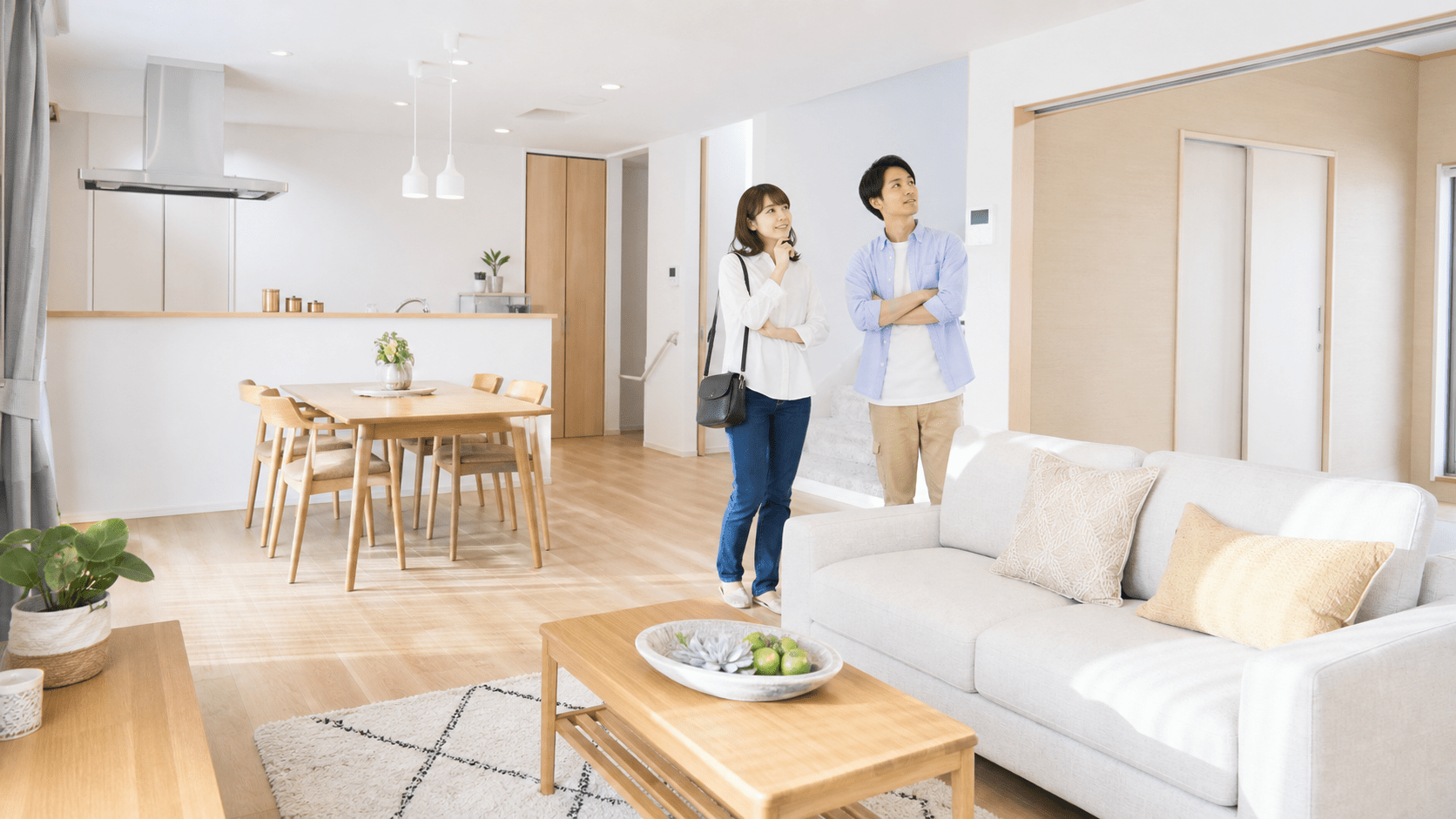 モデルハウスのリビングを内覧する夫婦