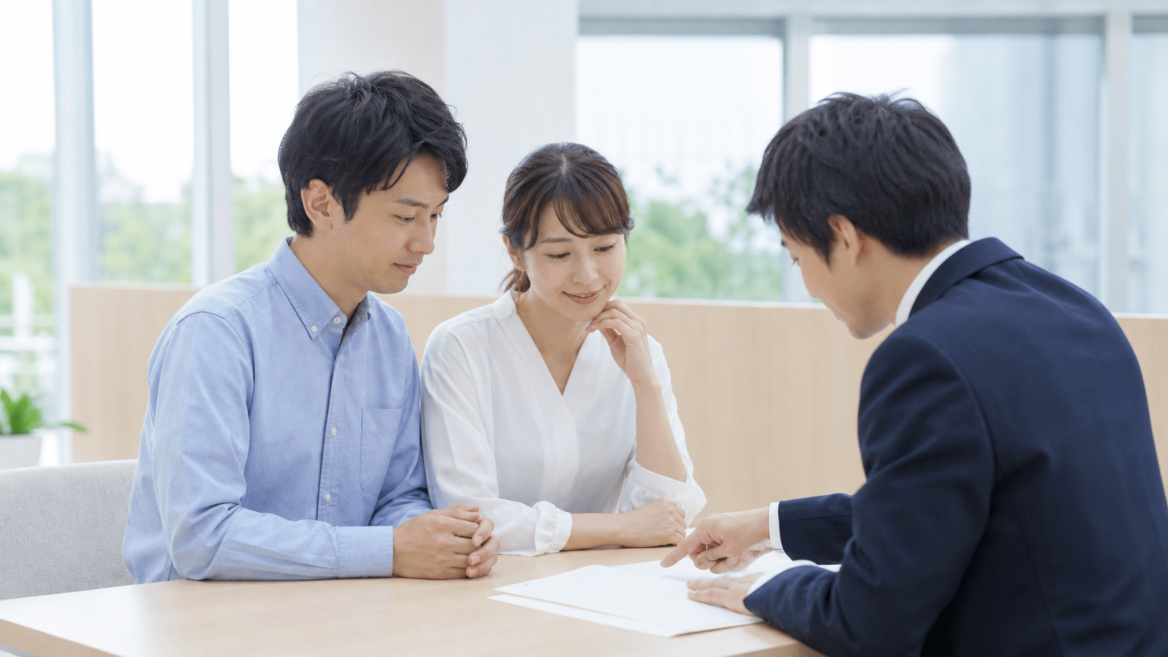 金融機関の窓口で説明を受ける夫婦