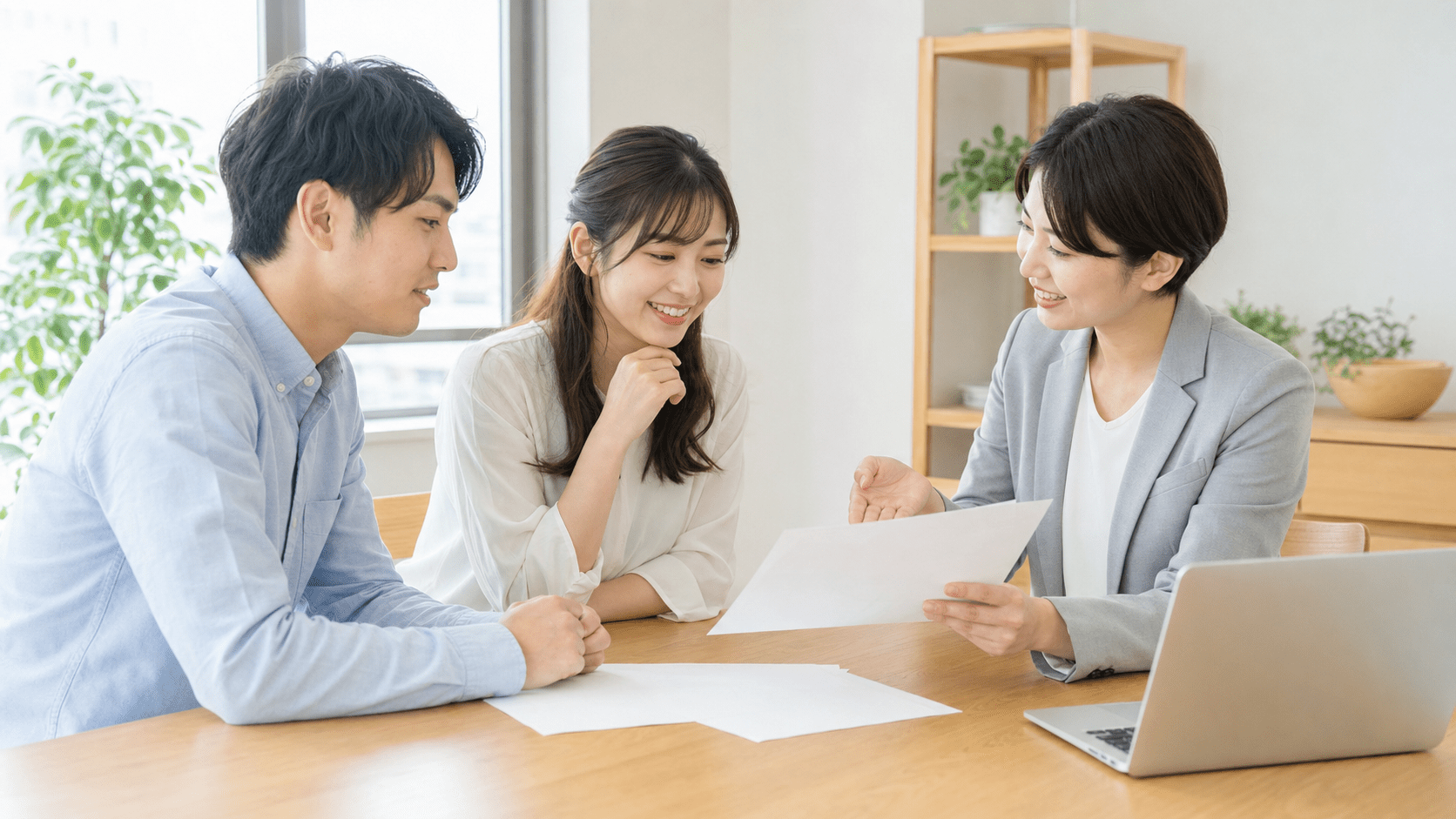家計資料を前にファイナンシャルプランナーへ相談する夫婦