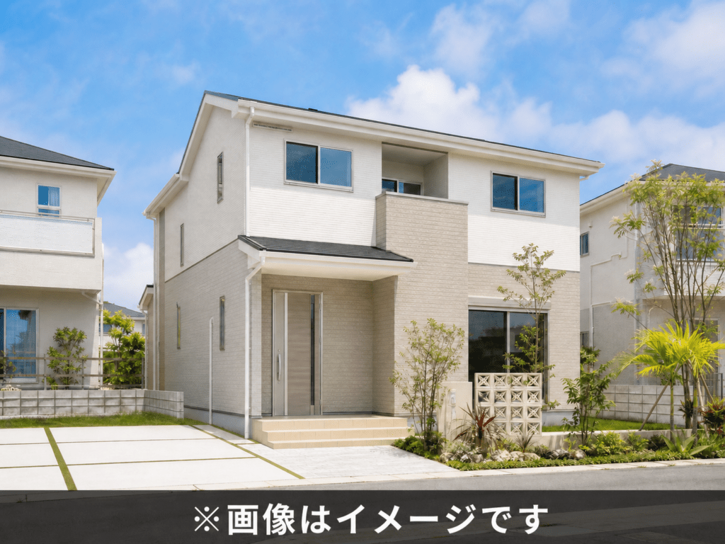 白い外壁の新築2階建て住宅の外観イメージ写真