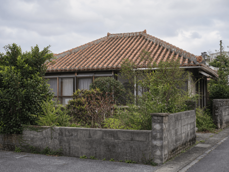 相続した沖縄の実家(赤瓦屋根の平屋住宅とブロック塀)