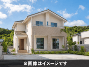 青空の下に建つ2階建て住宅の外観イメージ