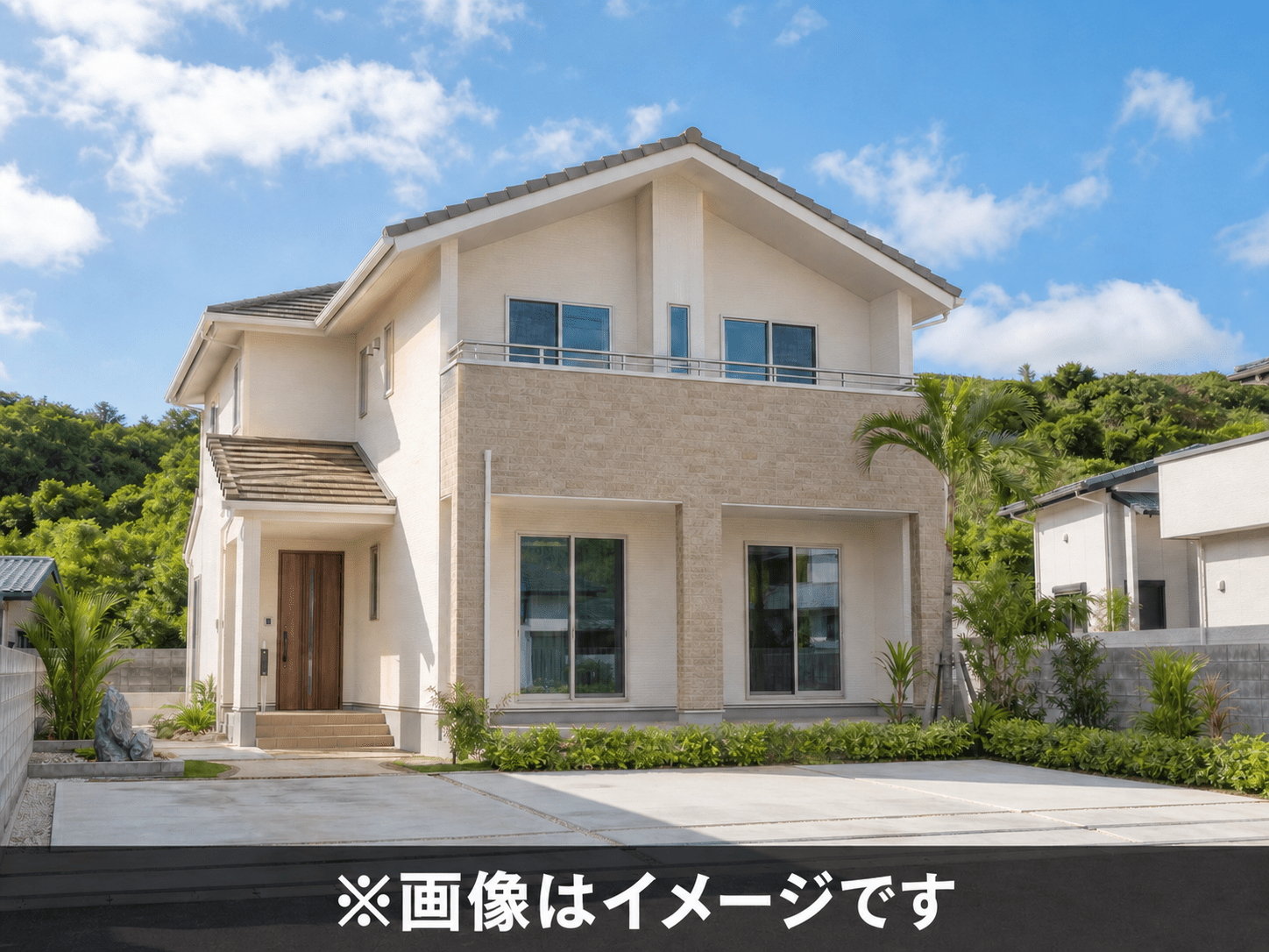 青空の下に建つ2階建て住宅の外観イメージ