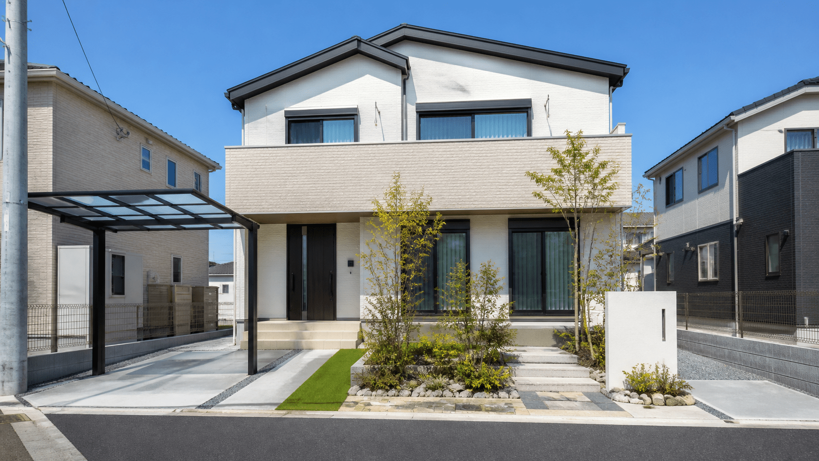 青空の下に建つ完成したばかりの新築建売住宅の外観