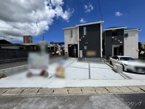 白と黒の外壁でまとめた新築2階建ての正面外観です