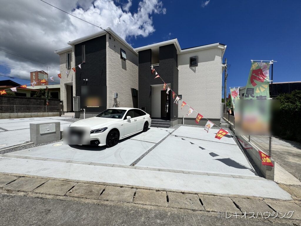 白と黒の外壁でまとめた新築2階建ての正面外観です