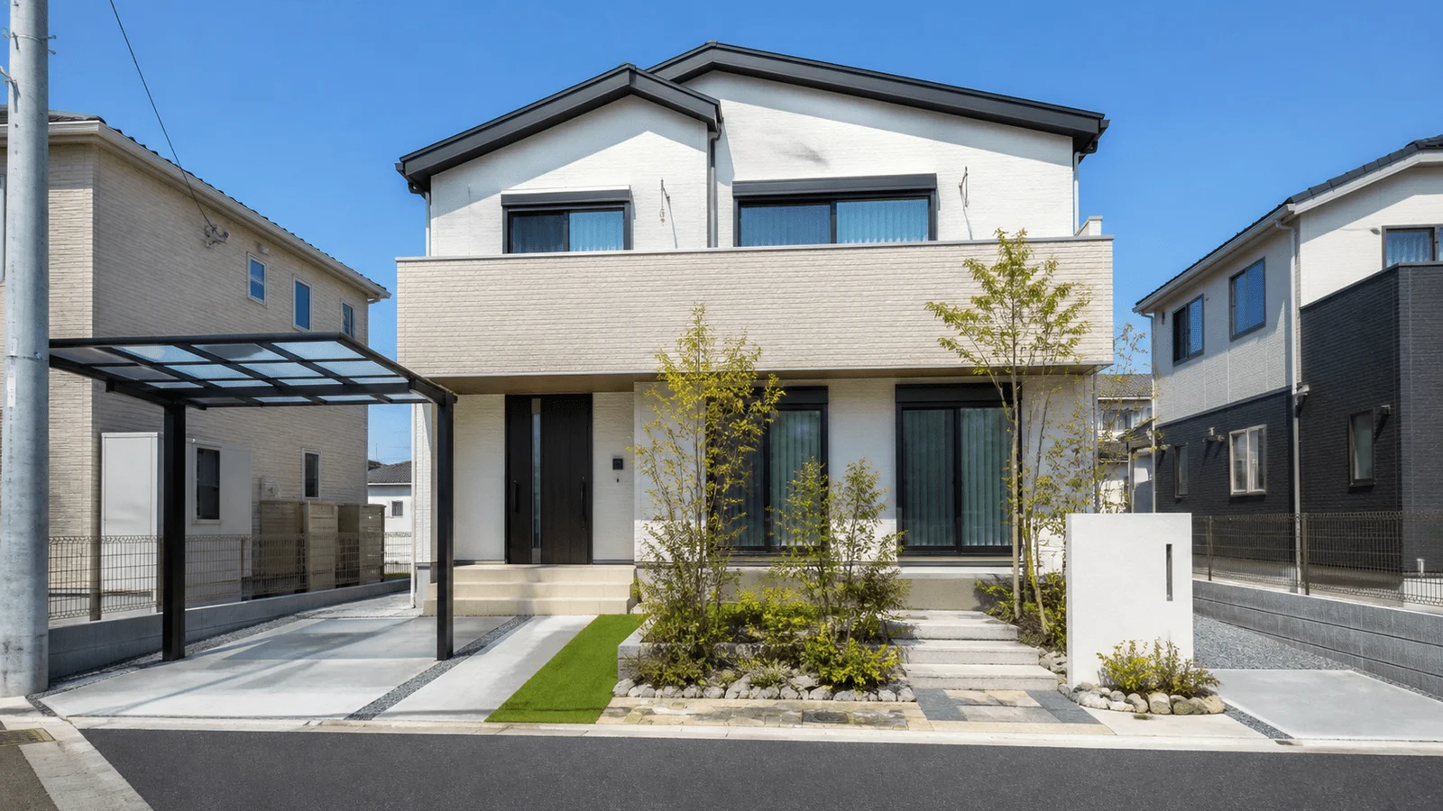 青空の下に建つ完成したばかりの新築建売住宅の外観