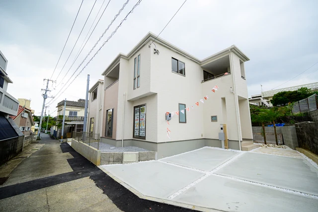 宜野湾市野嵩のグラファーレの外観です。