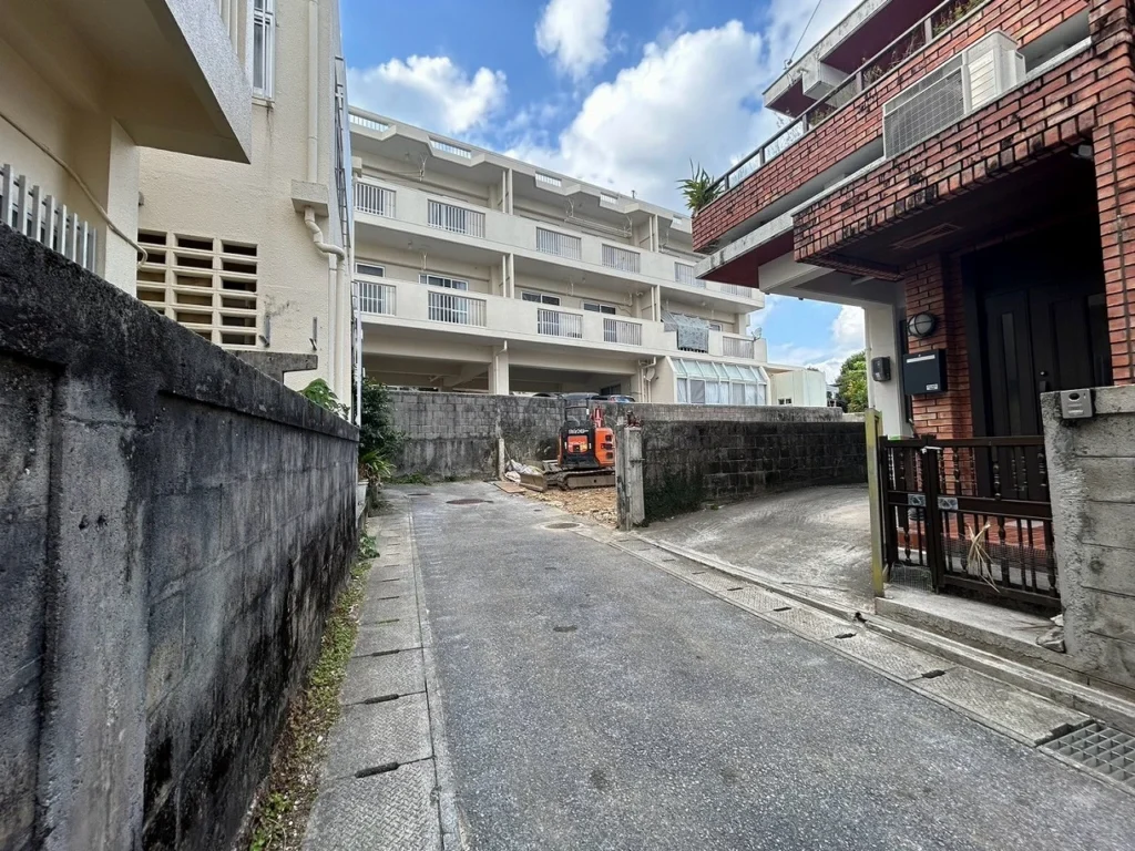 前面道路から見た敷地の入口です(売主様のサイトの写真)