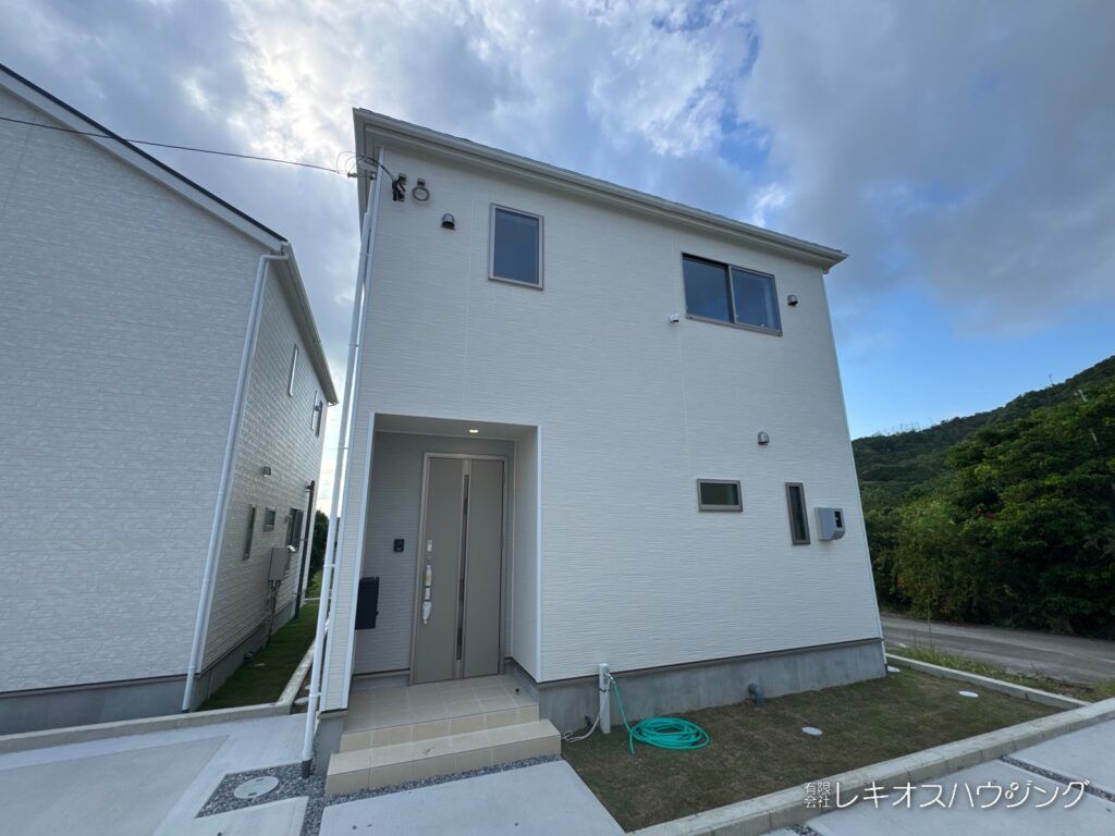 2階建ての白い外壁の外観です。玄関まわりと窓の配置が分かります
